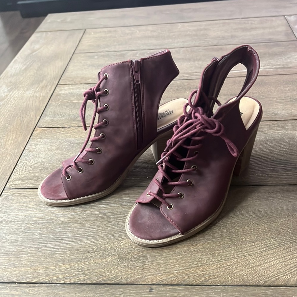 Women’s Size 7 Lace up Boot/Shoes